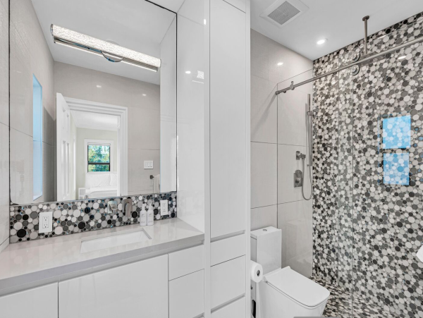Luxurious 4-Bedroom Retreat Near Las Olas Blvd with Heated Pool